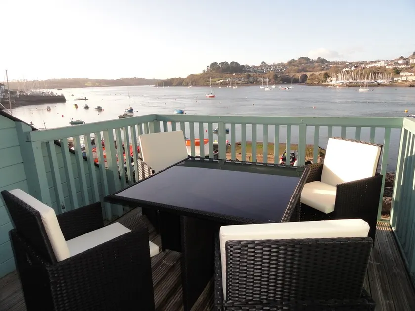 4 bed spacious modern townhouse with spectacular views over the River Tamar. - Image 1