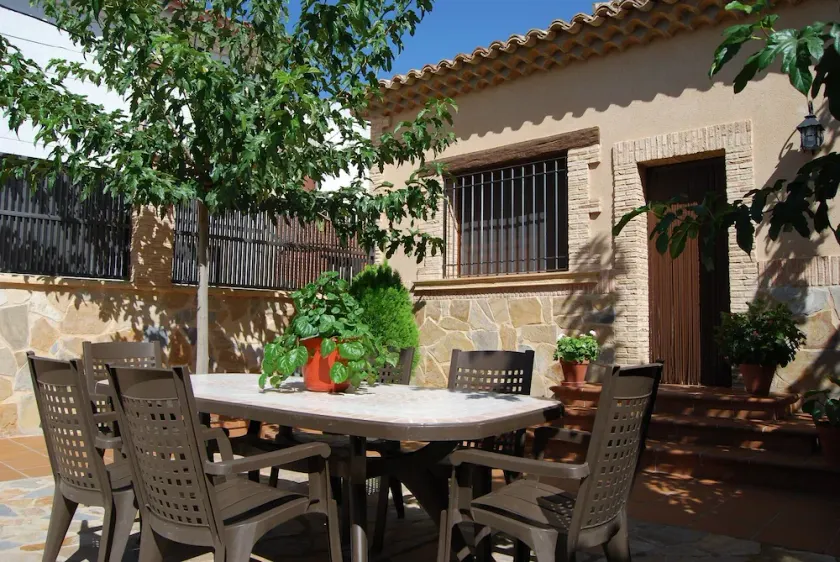 Casa rural para 8 personas junto al río Júcar, patio con barbacoa y wifi - Image 1