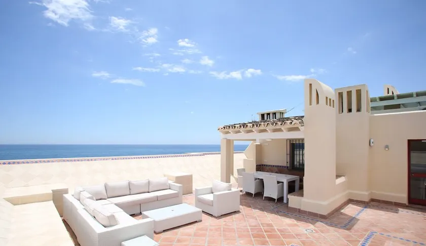 Frontline Estepona Penthouse Duplex mit Dachterrasse & Whirlpool - Image 1