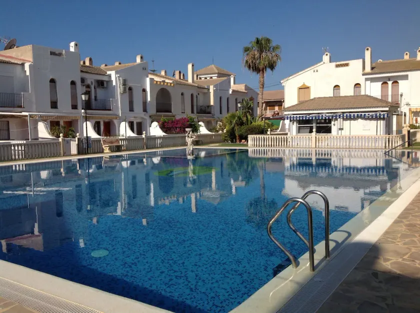 Charmante villa familiale dans une communauté sécurisée avec une grande piscine. - Image 1
