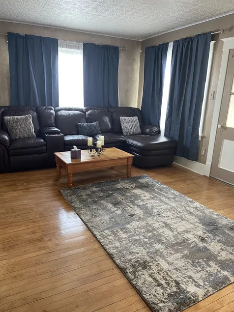 Charming house walking distance to restaurants -1.7 miles to beach! - Image 1