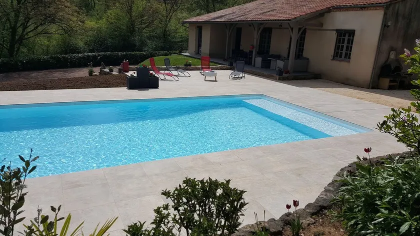 hus med simpat pool til leje - Image 1
