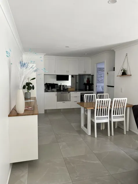 Gold Coast Getaway | King Bed | Private Entry & Yard - Image 1