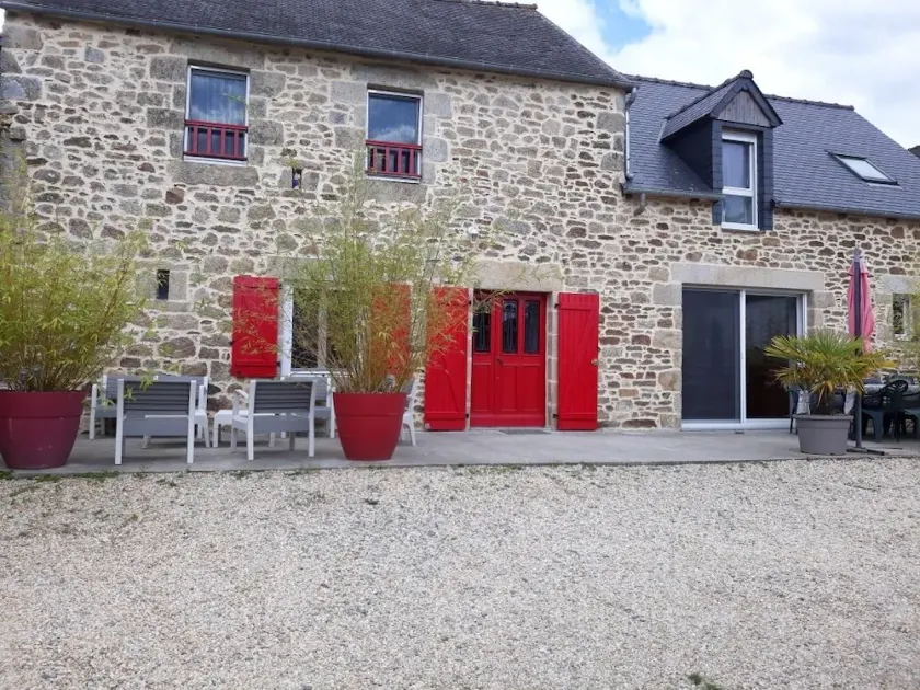 Family house and renovated old bakehouse - Image 1