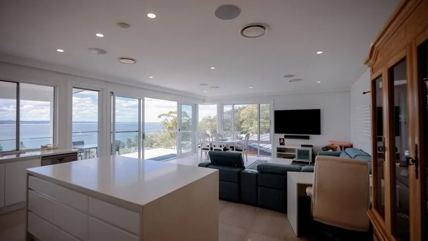 Spectacular water views & entertaining spaces - Image 1