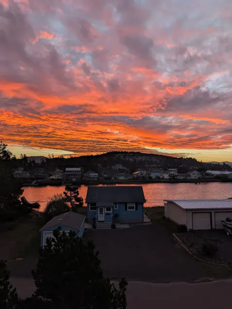 Tide and Timber Townhome 3 bedrooms & 1-1/2 blocks to White Sandy Beach Access - Image 1