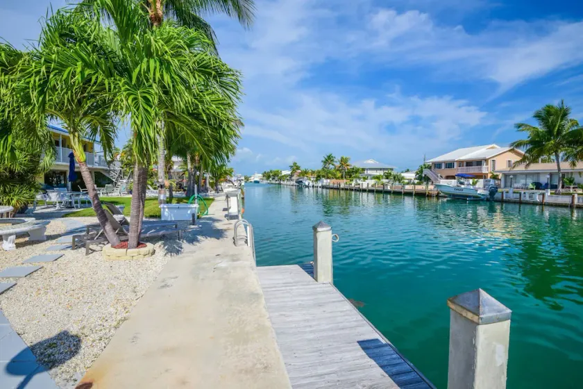 * 10 mois neuf * Pieds nus par les clés 2/2 Duplex / 37ft Dock / Cabana Club / Kayak / Vélos - Image 1