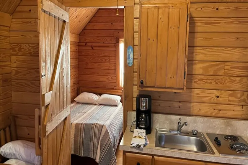 Cozy cabin hideaway with kitchen - Image 1