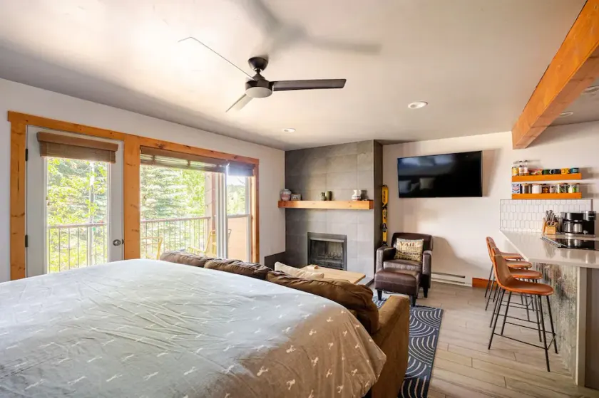 Der Steiermark Unit 108 - Cozy King Studio Off Main St & Peak 9 Base w AC, Balcony, Shared Hot Tub & Free Parking - No Fireplace - Image 1
