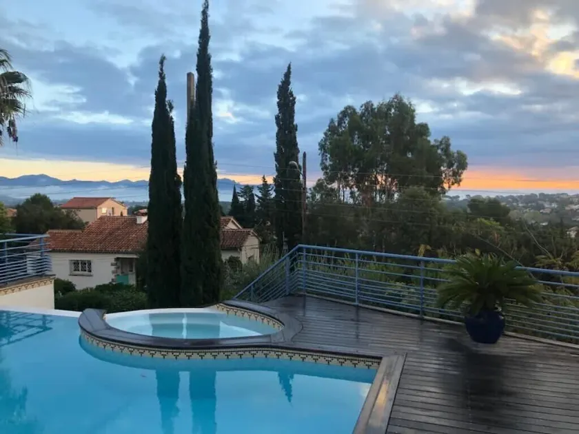 Magnifique Villa elegante , pleine de charme avec piscine en bord de mer - Image 1