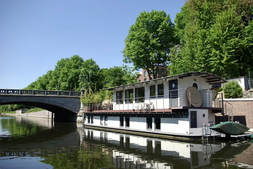 Cooled Houseboat + canoe: central Hamburg,  swimming from the deck,feeding swans - Image 1