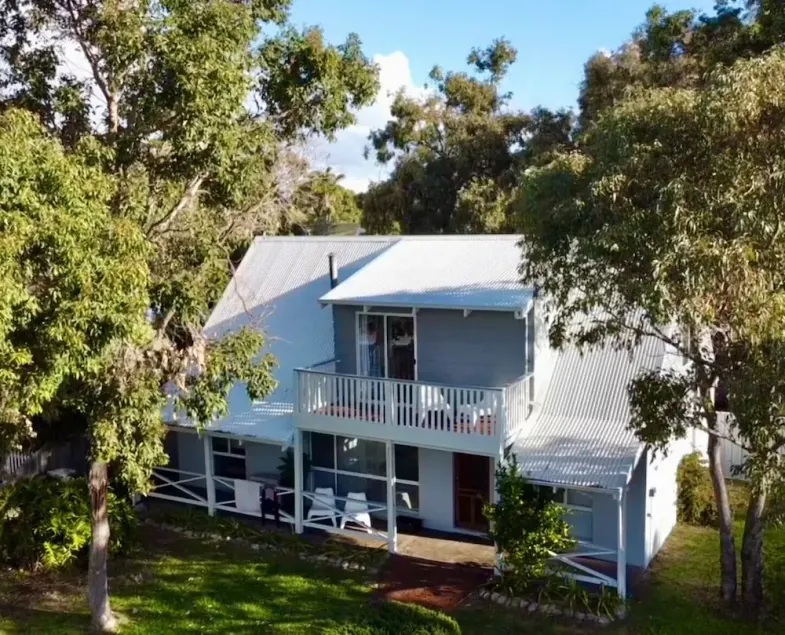 Amazing LOCATION! Only a 2 minute walk to both the beach and heart of town. - Image 1