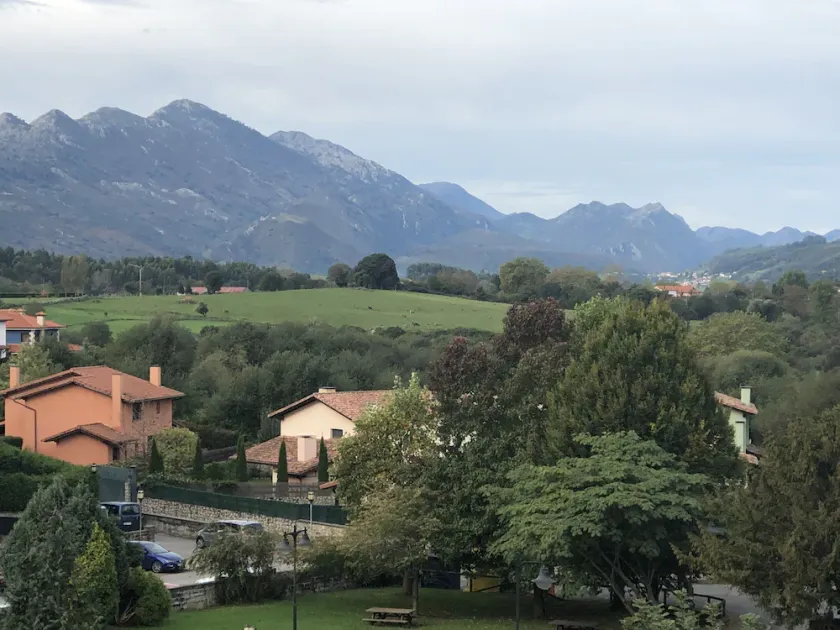 Smukt nyt hus i Colombres med veranda og have - Image 1