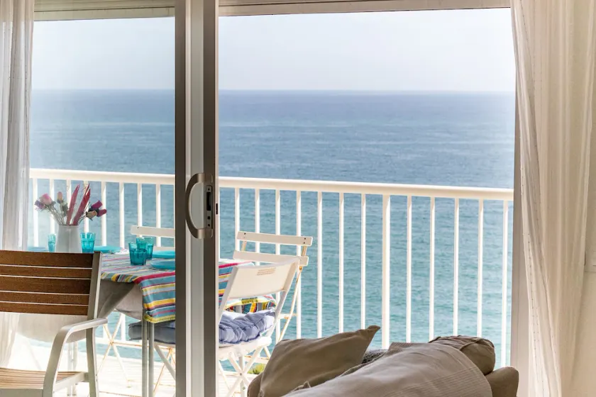 Stylish sea-view apartment with parking and Wi-Fi - Image 1