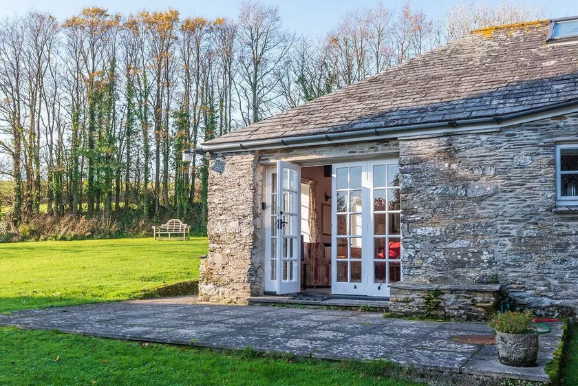Lamellyon Roundhouse near superb coastal walks - Image 1