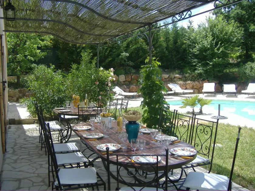 Grande bastide provencale dans un parc arboré avec très grande piscine - Image 1