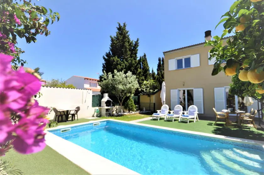 VILLA HUGO Casa en zona residencial tranquila Bahía Grande con Piscina Privada. Muy solicitado - WiFi Gratis - Image 1