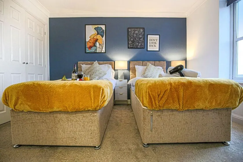 6 Bedroom House- Free Parking, Fast Wifi & SmartTV - Image 1