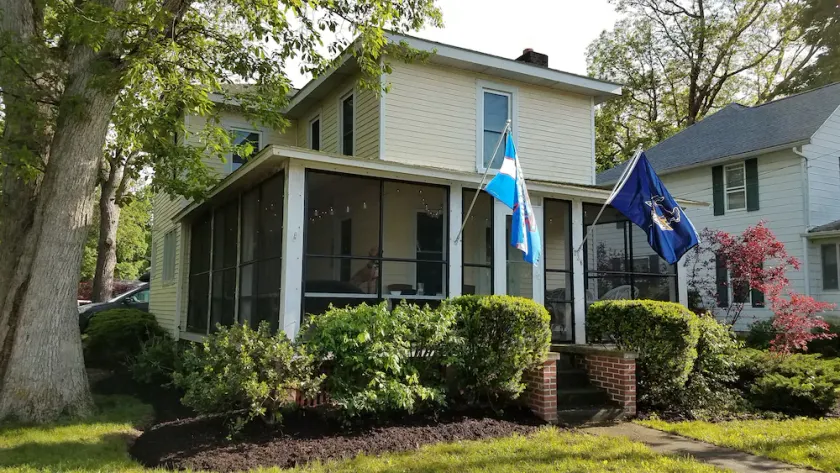 Enjoy this year round cottage centrally located to all Lakeside has to offer. - Image 1