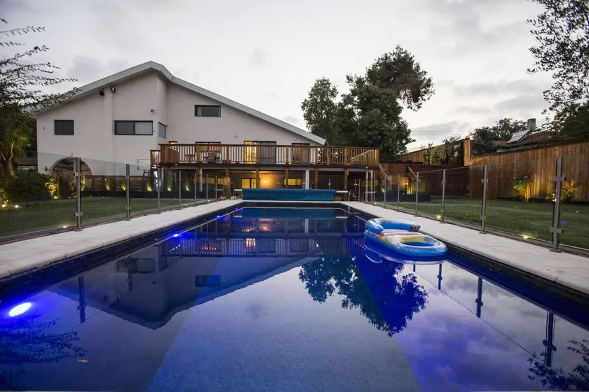 Shared property close to most cities up to 10 adults comfy pool sauna Hottub. - Image 1