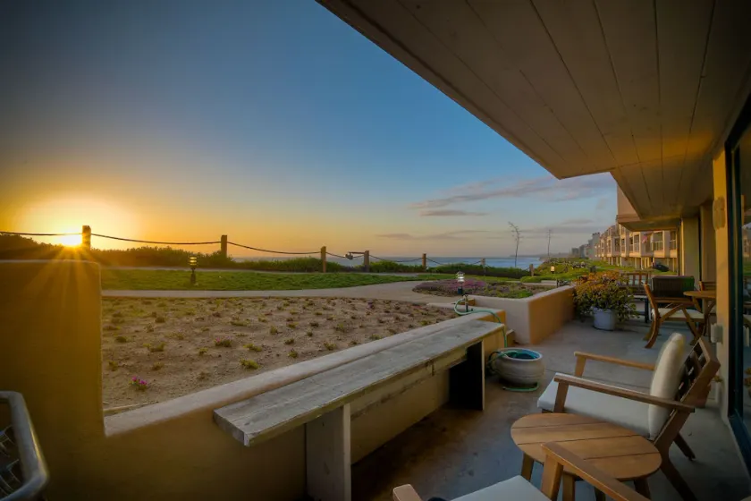 Oceanfront Fully Remodeled 2BR 2BA, Pool, Hot Tub, Gated Parking - Image 1