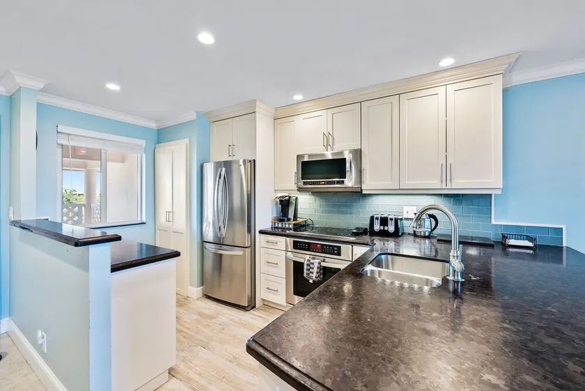 Beautifully renovated top floor condo with lake view, minutes from the beach - Image 1