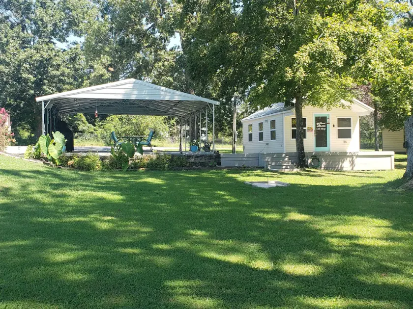 Water front cottage w/water access, firepit & great sunsets. - Image 1