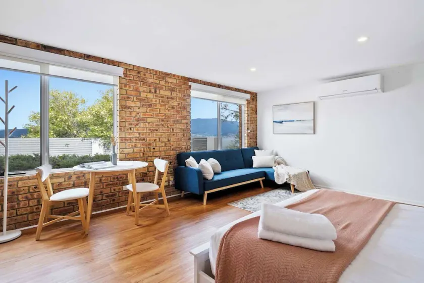 House on the Hillside with City Views Sleeps 12 - Image 1