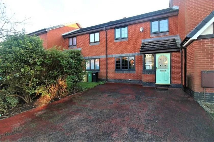Beautiful 2-bed House in Bolton With Free Parking - Image 1