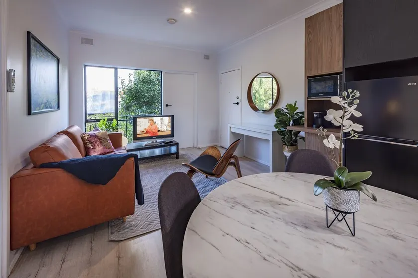 Jacaranda Apartment | Wayville Walk to Tram - Image 1