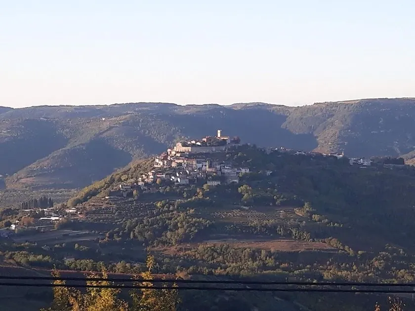 Meloni - Best lookout house - Image 1