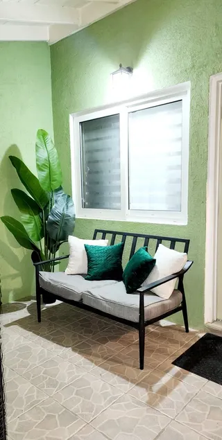 Quite clean spacious two bed townhouse 7 min from shopping, 15 min from beach! - Image 1