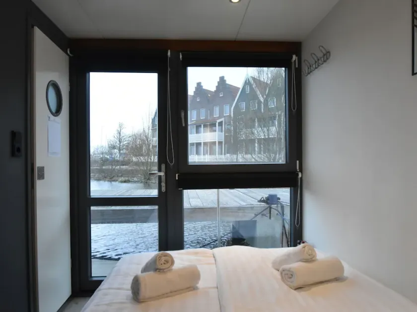 Boot Zonder Naam Houseboat in Volendam - Image 1