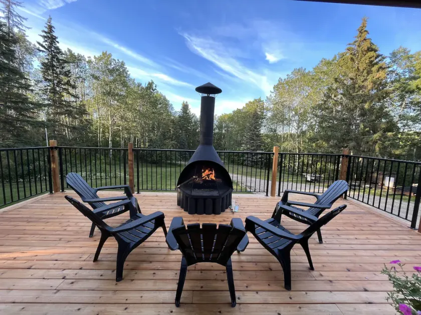 Rustic Cabin with glamour. Private, mature trees & close to provincial park - Image 1