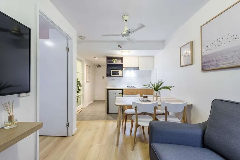 Cosy 2 Bedroom Unit Near NGV and Flinders Station - Image 1