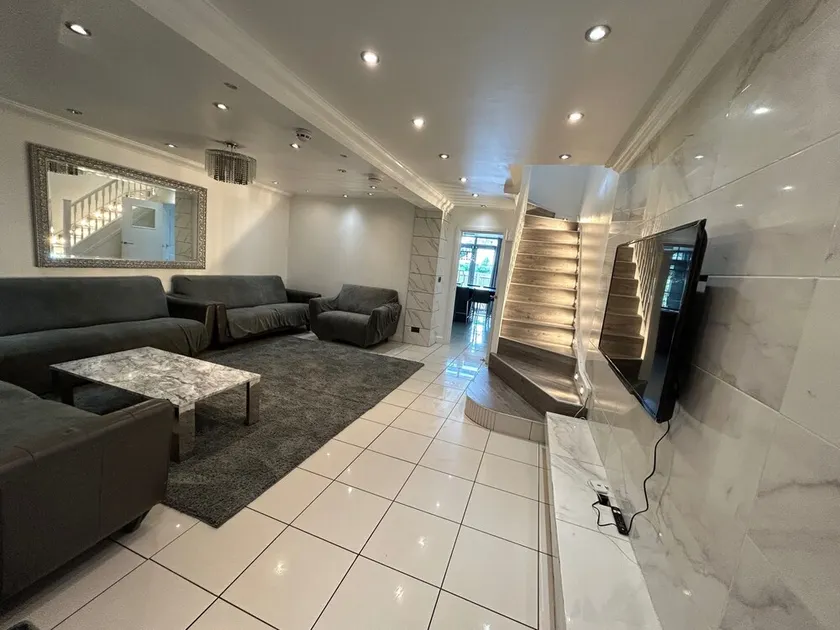 Family Friendly - Sleeps12 - Free Parking - Garden - Image 1
