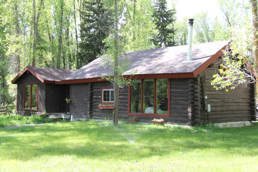 Rustik bjælkehytte på 1/2 acre i skoven - Image 1