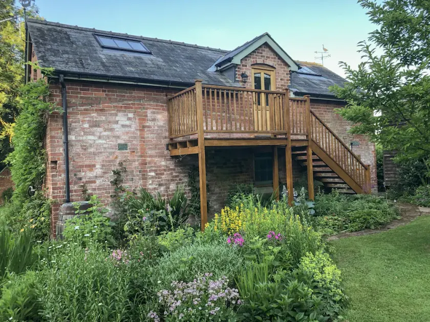 THE HAYLOFT, romantic, with a garden in Bishop's Frome - Image 1