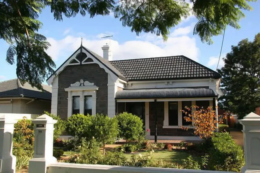 Cheltenham House: 3 bedroom, 2 bathroom renovated villa - Image 1