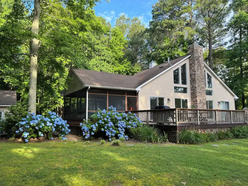 Enjoy a relaxing spring getaway at our private & peaceful waterfront cottage! - Image 1