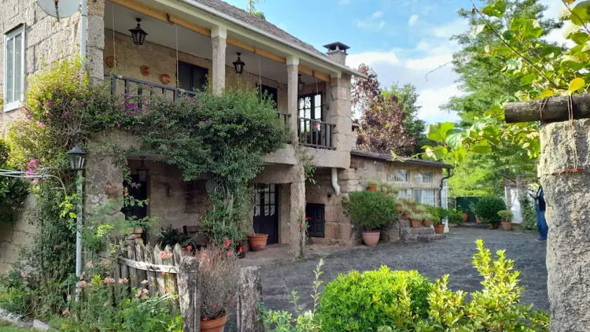 Rural house with magnificent garden near the Rias Baixas - Image 1