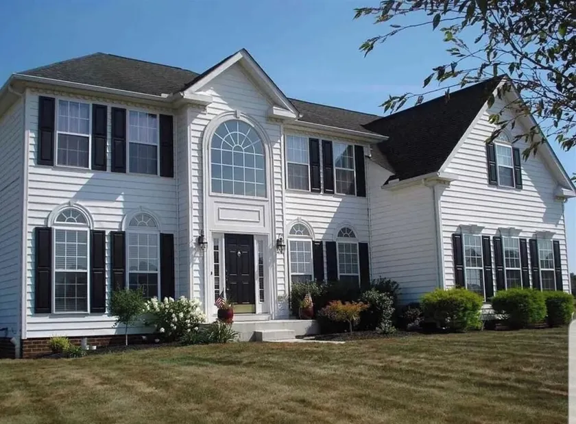 Spacious 5 bedroom home with large deck and hot tub - Image 1
