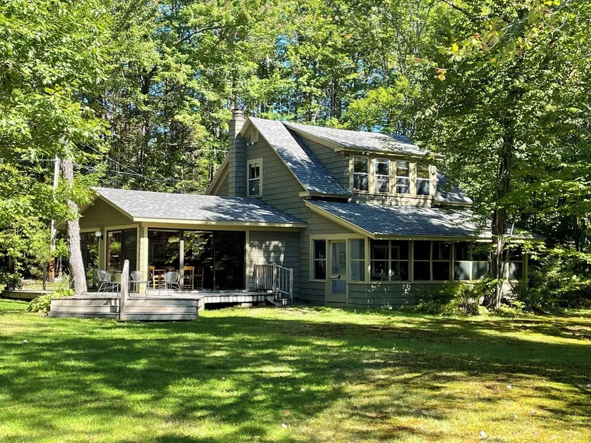Charming Cottage with Deck and Lakefront - Image 1
