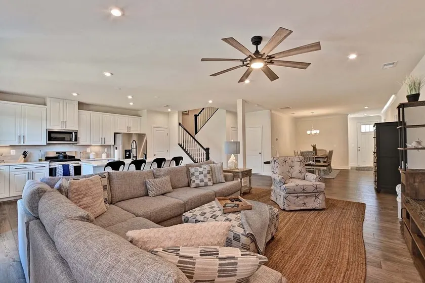 Excellent 3 Bedroom Town House located in Bishop's Landing! WIFI, Pool, Tennis, Shuttle, and More! - Image 1