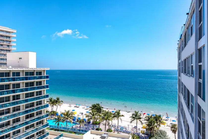 Condo moderne de 3 chambres à coucher sur la plage - Image 1