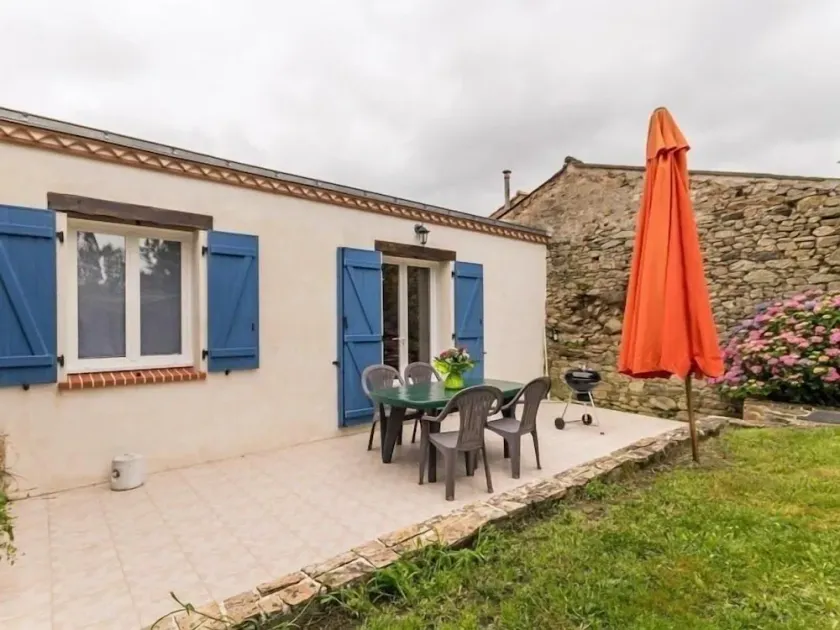 Charming Cottage with Garden, Bikes, and Modern Amenities Near Nantes - Image 1