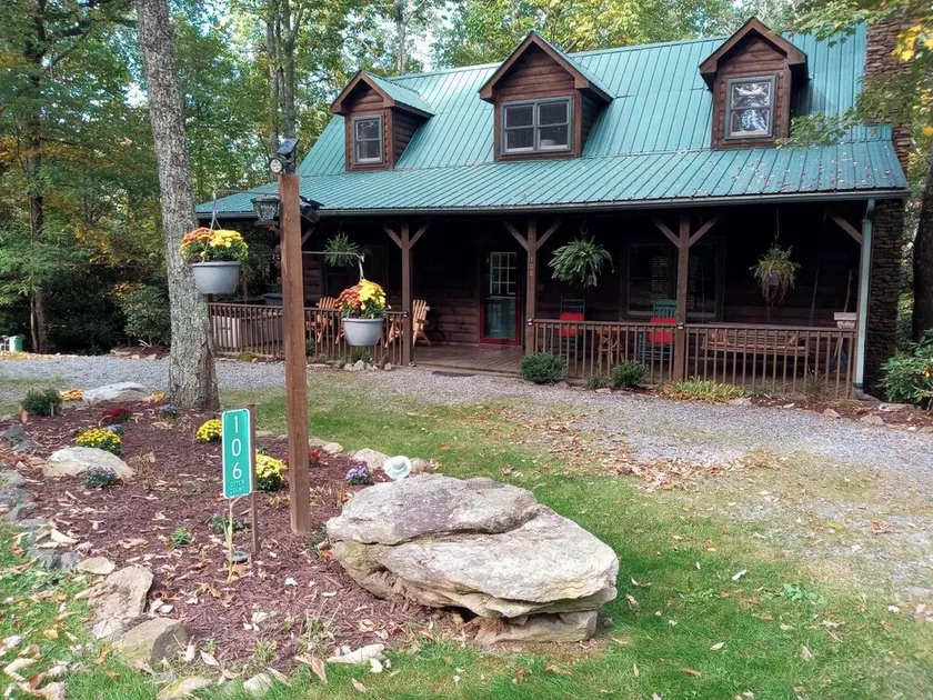 Family Fun Cabin-Hike Otter Falls/Firepit/New Hot Tub/TheatreRoom/Ideal Location - Image 1
