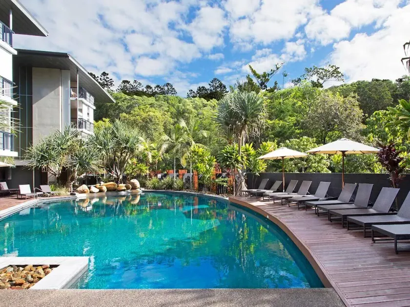 2 bedroom luxury apartment minutes from the beach. - Image 1