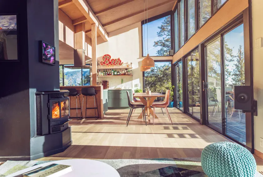 Spectacular Designer Treehouse with Mountain Views - Image 1