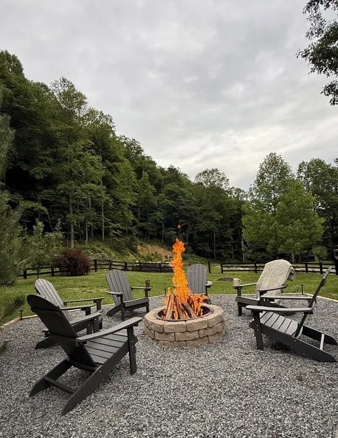 Creekfront Cabin • Fire Pit • Fenced Yard • Near Crabtree Falls - Image 1
